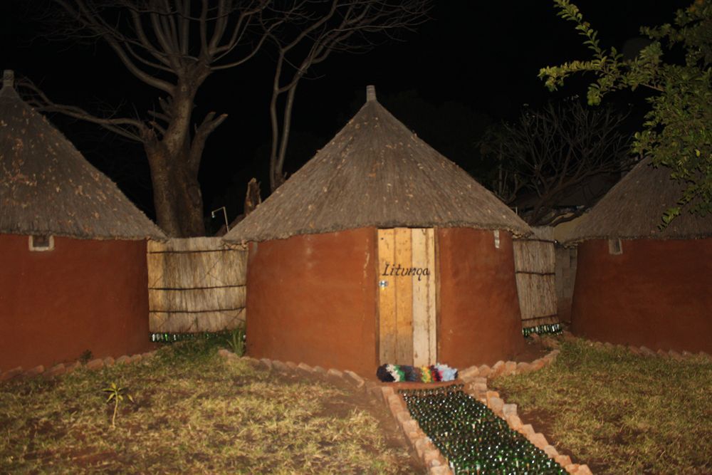 Zinga Backpackers Hotel Livingstone Bagian luar foto