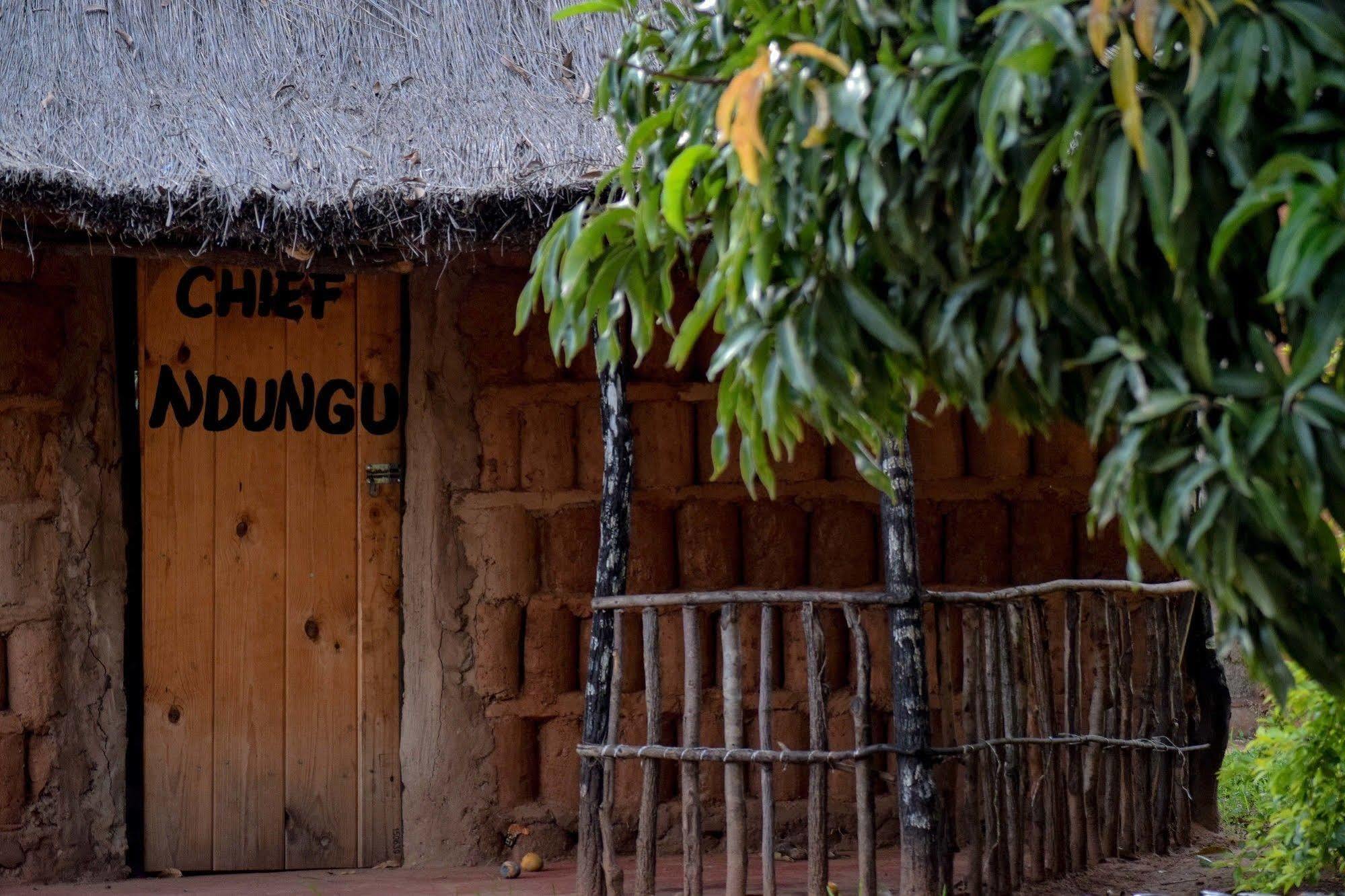 Zinga Backpackers Hotel Livingstone Bagian luar foto