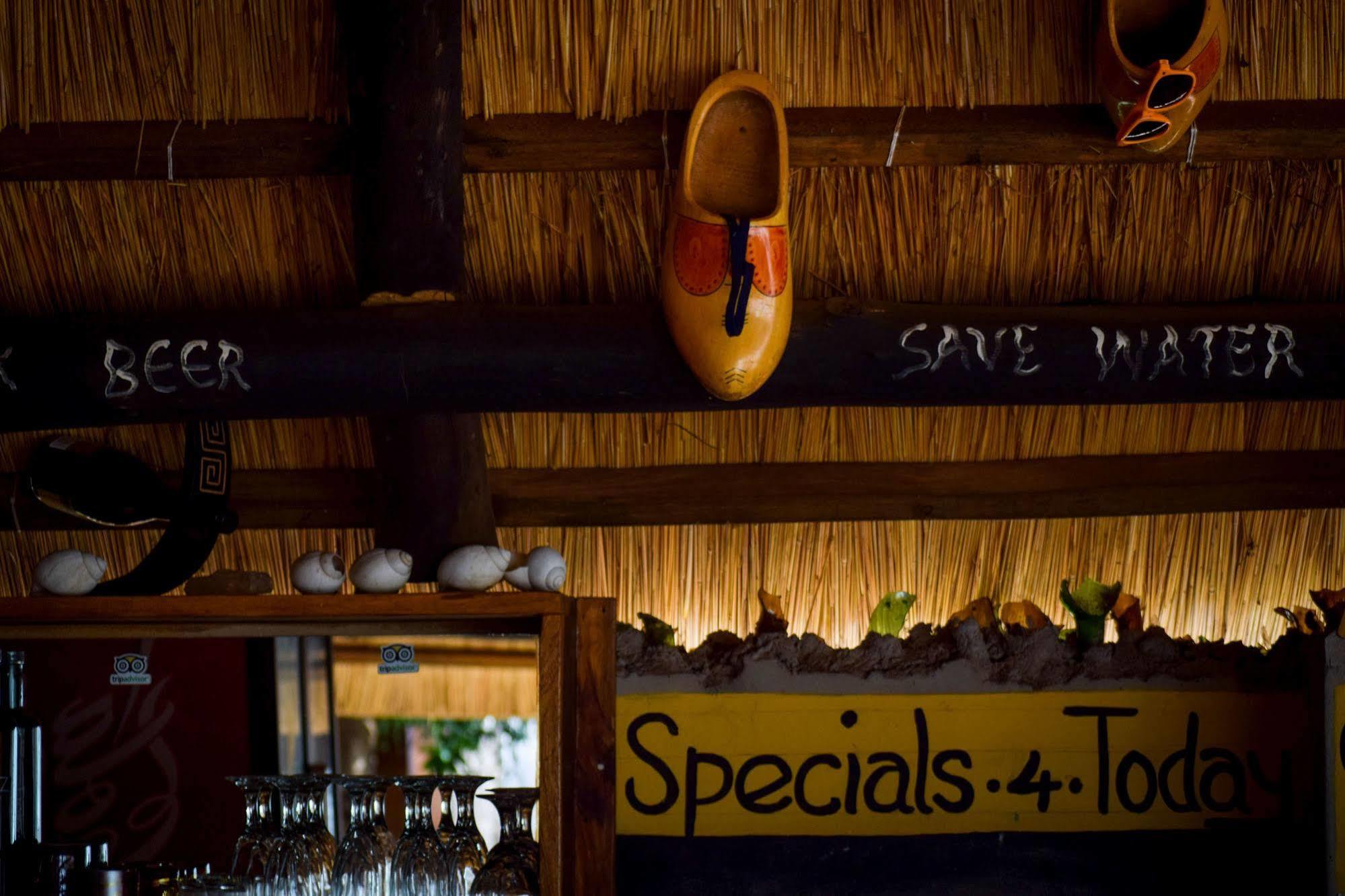 Zinga Backpackers Hotel Livingstone Bagian luar foto