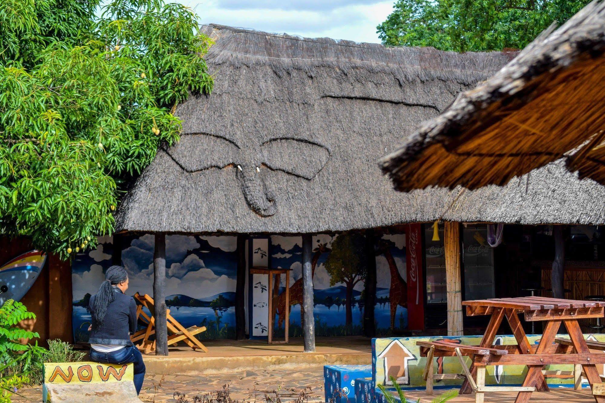 Zinga Backpackers Hotel Livingstone Bagian luar foto